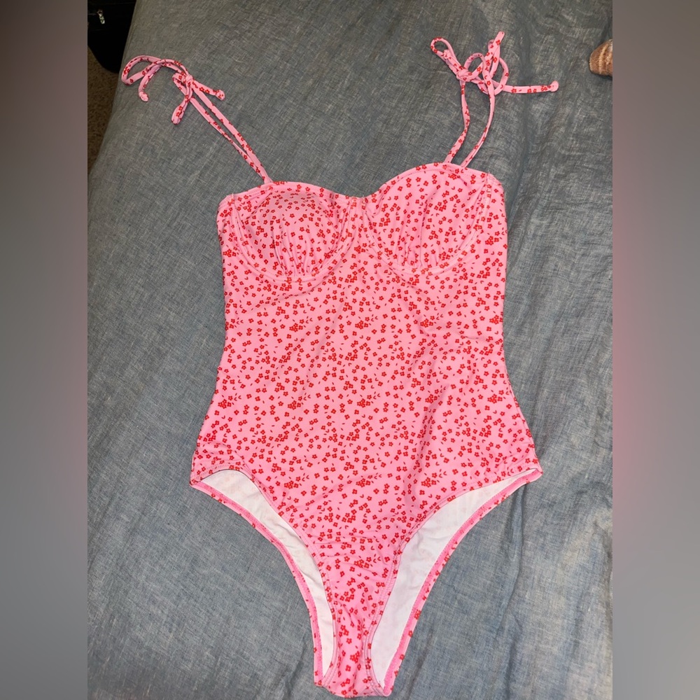 floral underwire one piece swimsuit size medium NWOT